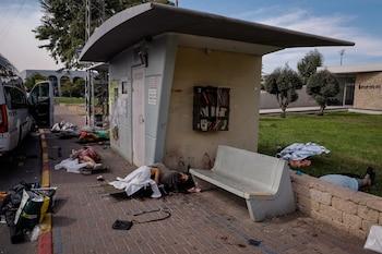 Los cuerpos de personas, algunos de ellos ancianos, yacen esparcidos fuera de un refugio antiaéreo después de una infiltración masiva de hombres armados de Hamas desde la Franja de Gaza, en Sderot, sur de Israel, el 7 de octubre de 2023 (REUTERS/Ammar Awad Ganador del Premio Pulitzer de fotografía de noticias de última hora)
