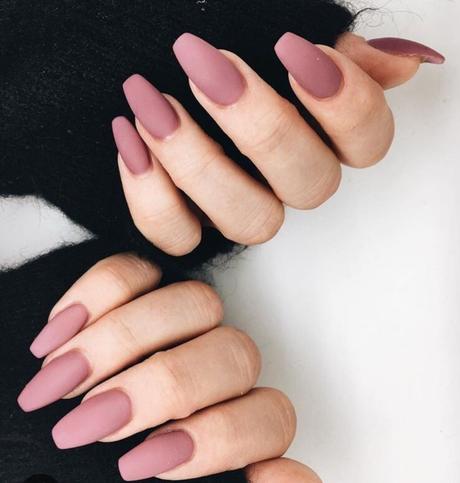 Estos 9 colores de esmaltes no tan clásicos que le dan un toque diferente a tus uñas. Estos 9 colores de esmaltes no tan clásicos que le dan un toque diferente a tus uñas.