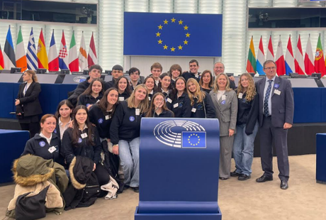 Alumnos del IES Hermanos Machado de Montequinto representan a España en EUROSCOLA 2024 en el Parlamento Europeo de Estrasburgo