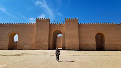 IRAK : LA ANTIGUA BABILONIA Y UNA FAMILIA FELIZ IRAK : LA ANTIGUA BABILONIA Y UNA FAMILIA FELIZ