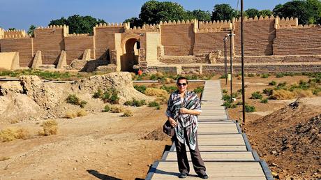 IRAK : LA ANTIGUA BABILONIA Y UNA FAMILIA FELIZ IRAK : LA ANTIGUA BABILONIA Y UNA FAMILIA FELIZ