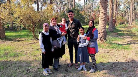 IRAK : LA ANTIGUA BABILONIA Y UNA FAMILIA FELIZ IRAK : LA ANTIGUA BABILONIA Y UNA FAMILIA FELIZ