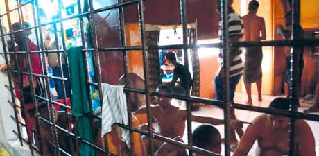 Cárcel de Neiba fue hecha para 80 reos y tiene 400 en hacinamiento. Cárcel de Neiba fue hecha para 80 reos y tiene 400 en hacinamiento.