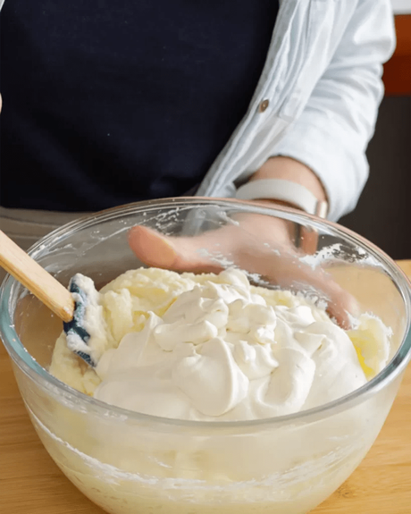 mezclar crema con queso crema