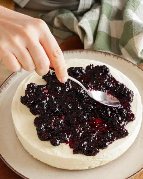 cubrir cheesecake con salsa