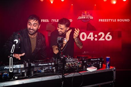 DJs se preparan para darlo todo en la primea edición de Turn It Up en Chile Roni Ali & Jood