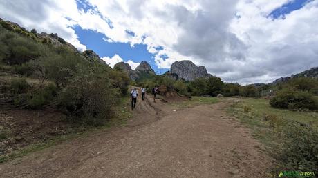 Cruce en la pista bajando del Pico Gilbo