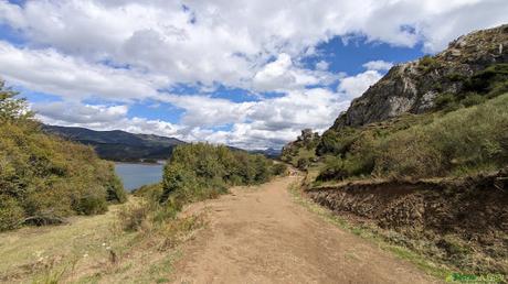 Pista por el embalse de Riaño