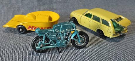 Vauxhall Victor y motocicleta Honda con tráiler de Matchbox