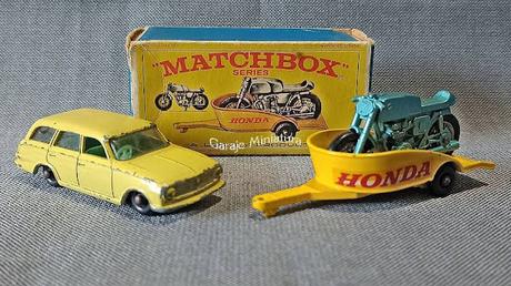 Vauxhall Victor y motocicleta Honda con tráiler de Matchbox