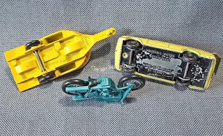 Vauxhall Victor y motocicleta Honda con tráiler de Matchbox