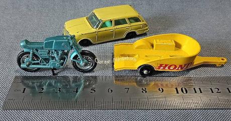 Vauxhall Victor y motocicleta Honda con tráiler de Matchbox