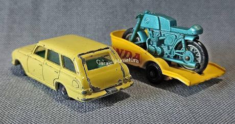 Vauxhall Victor y motocicleta Honda con tráiler de Matchbox