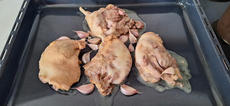 Confit de pato con ciruelas y salsa de naranja