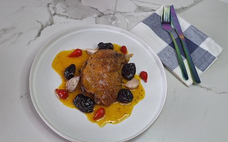 Confit de pato con ciruelas y salsa de naranja