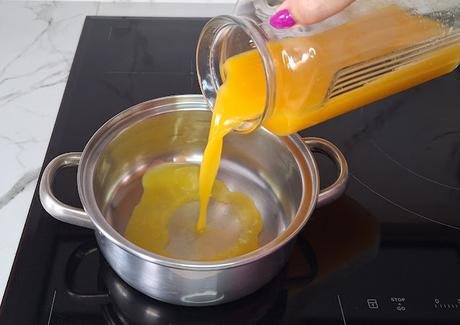 Confit de pato con ciruelas y salsa de naranja