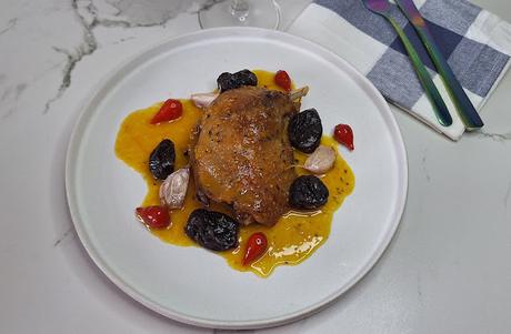 Confit de pato con ciruelas y salsa de naranja