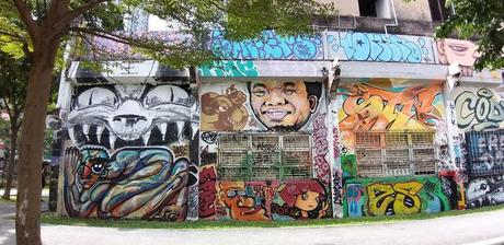 El floreciente arte del graffiti en Bangkok: una evolución creativa.