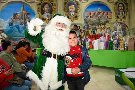 Soledad de Graciano Sánchez entrega juguetes y apoyos navideños a niños en rehabilitación