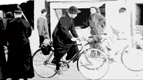 Los Beatles y un cura con sotana