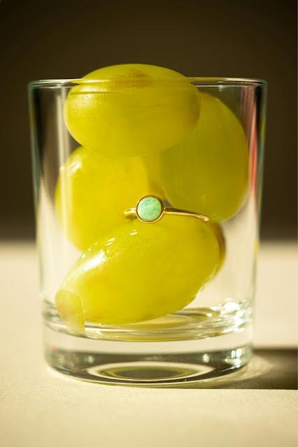 Uvas dentro de un vaso