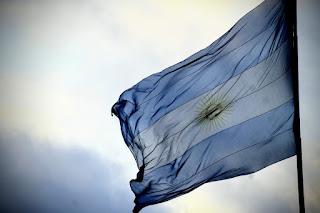 No es la economía bimonetaria, ni la dolarización, ni la escasez de divisas; es el colonialismo, estúpidos No es la economía bimonetaria, ni la dolarización, ni la escasez de divisas; es el colonialismo, estúpidos