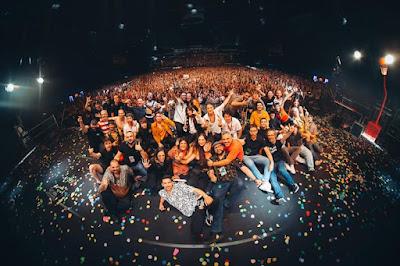 LA PEGATINA: '¡QUE SIGA LA FIESTA!'