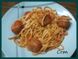 Tallarines con tomate y albóndigas de seitán