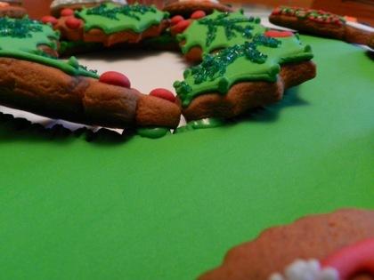 Se adjunta el acebo Corona Navideña he cha con galletas