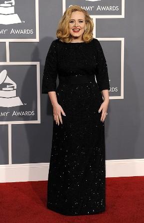 Adele vive su gran noche en los Grammy vestida de negro y azul. Imágenes