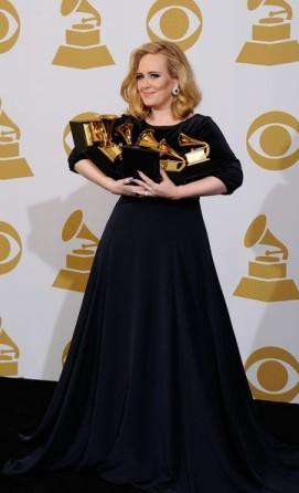 Adele vive su gran noche en los Grammy vestida de negro y azul. Imágenes