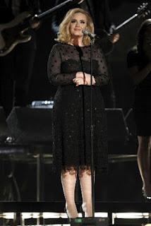 Adele vive su gran noche en los Grammy vestida de negro y azul. Imágenes