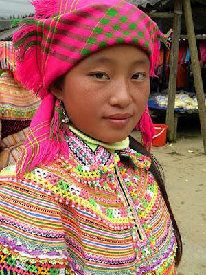 VIETNAM: LAS MUJERES HMONG FLOR EN EL MERCADO DE BAC HA