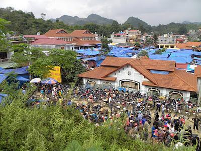 VIETNAM: LAS MUJERES HMONG FLOR EN EL MERCADO DE BAC HA