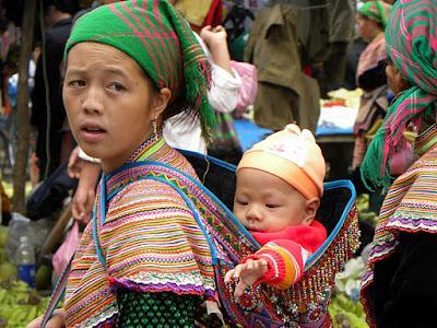 VIETNAM: LAS MUJERES HMONG FLOR EN EL MERCADO DE BAC HA