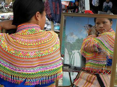 VIETNAM: LAS MUJERES HMONG FLOR EN EL MERCADO DE BAC HA