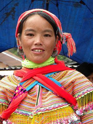 VIETNAM: LAS MUJERES HMONG FLOR EN EL MERCADO DE BAC HA