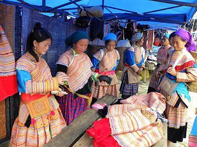 VIETNAM: LAS MUJERES HMONG FLOR EN EL MERCADO DE BAC HA