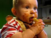 bebés comen mano alimentan mejor