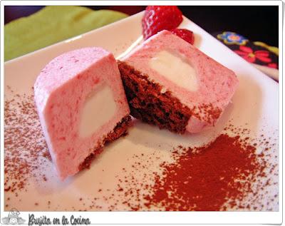 Mousse de fresa con corazón de cava
