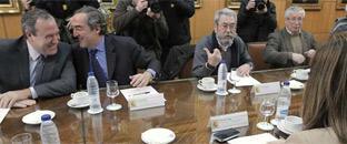 Los empresarios ríen, ríen y ríen Los empresarios ríen, ríen y ríen