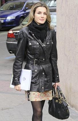 Dña. Letizia, vestido de Ailanto, bolso de Coach y chaqueta de Belstaff, en su visita a FEDER