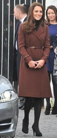 La Duquesa de Cambridge visita Liverpool. Consigue su abrigo