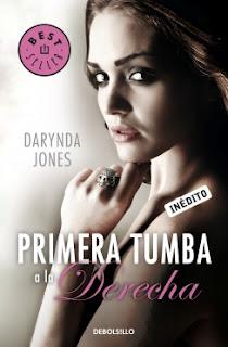Primera tumba a la derecha de Darynda Jones