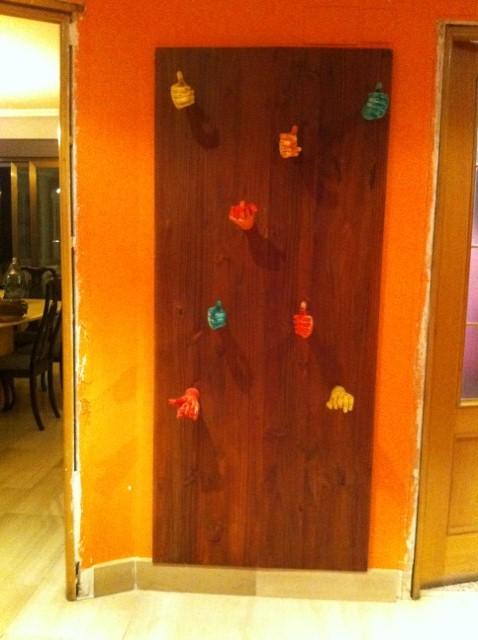 El original perchero de manos de madera by avira