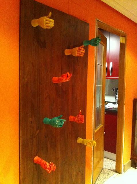 El original perchero de manos de madera by avira