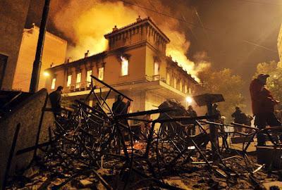 Grecia ardió la noche del domingo.