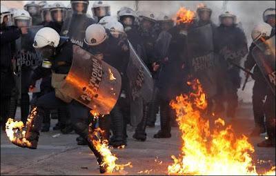 Grecia ardió la noche del domingo.
