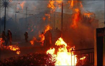 Grecia ardió la noche del domingo.