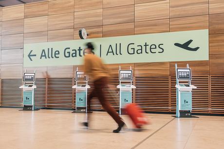 corriendo hacia la puerta de embarque